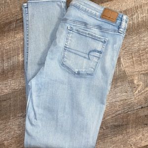 AMERICAN EAGLE HIGH WAISTED LIGHTWASH JEANS